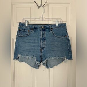 Levi's 501 Original Cutoff Jean Distressed Shorts, Women’s Medium Wash Size W32